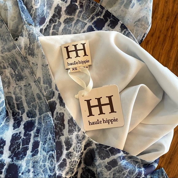 💙HAUTE HIPPIE, XS , Ribbon tie top.NWT !  GORGEOUS TOP !🌷Sultry, yet classy 💙 - Picture 8 of 16